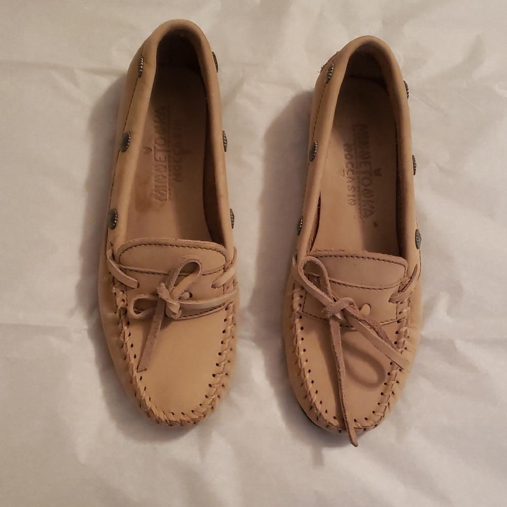 Minnetonka Nubuck Leather Light Tan Loafer/Moccasins SZ 7 M Women's